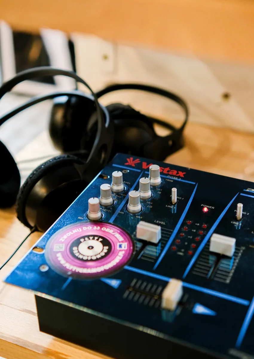 Autentyczne wyposażenie DJ-skie w lokalu